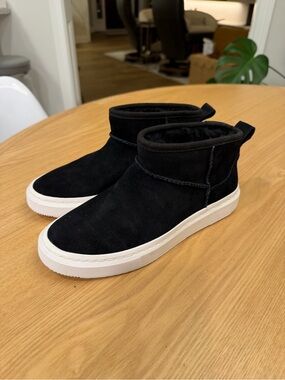 UGG Women’s Alameda Suede Ankle Boots Black 6.5 NEW